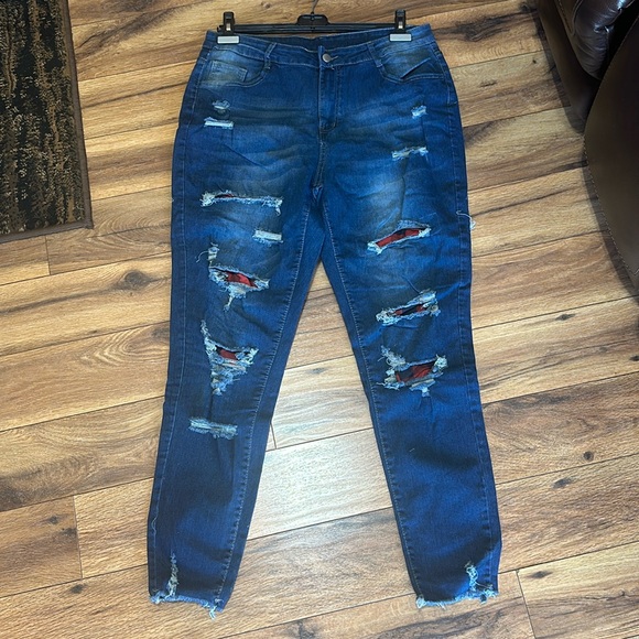 Women’s Jeans
Waist 17”
Rise 9.5”
28” long - Picture 2 of 10